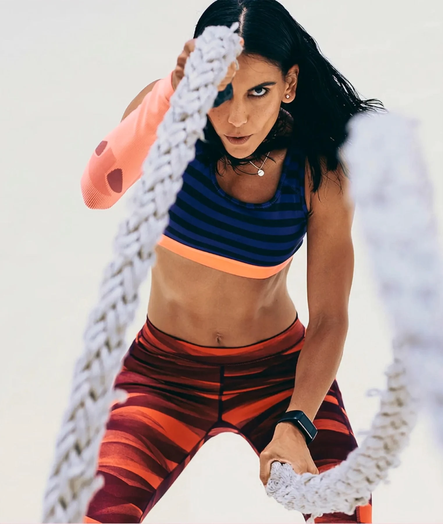 Athlete training with battle ropes for Dinámica